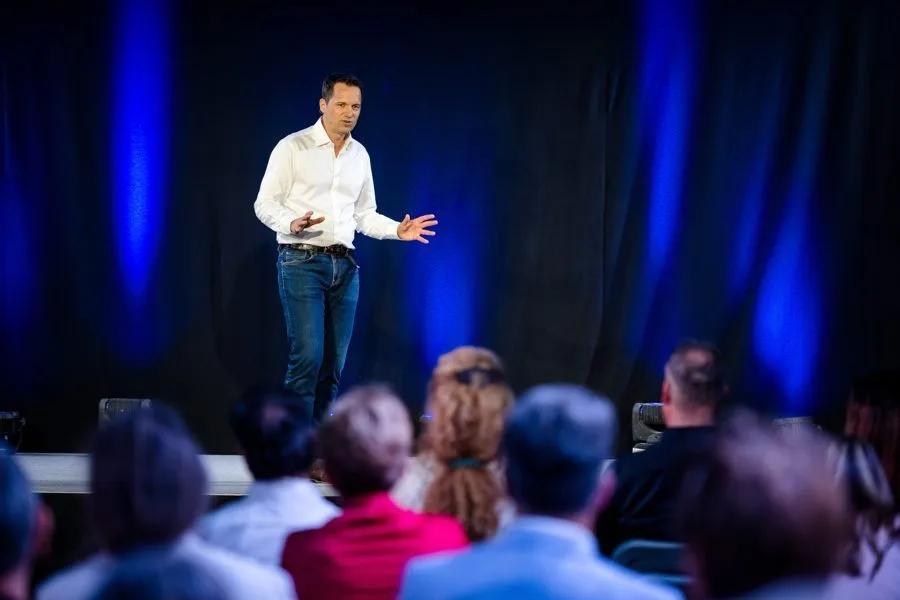 Timo Pommer als Keynote-Speaker vor Publikum