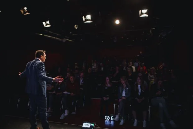 Timo Pommer spricht vor vollem Saal