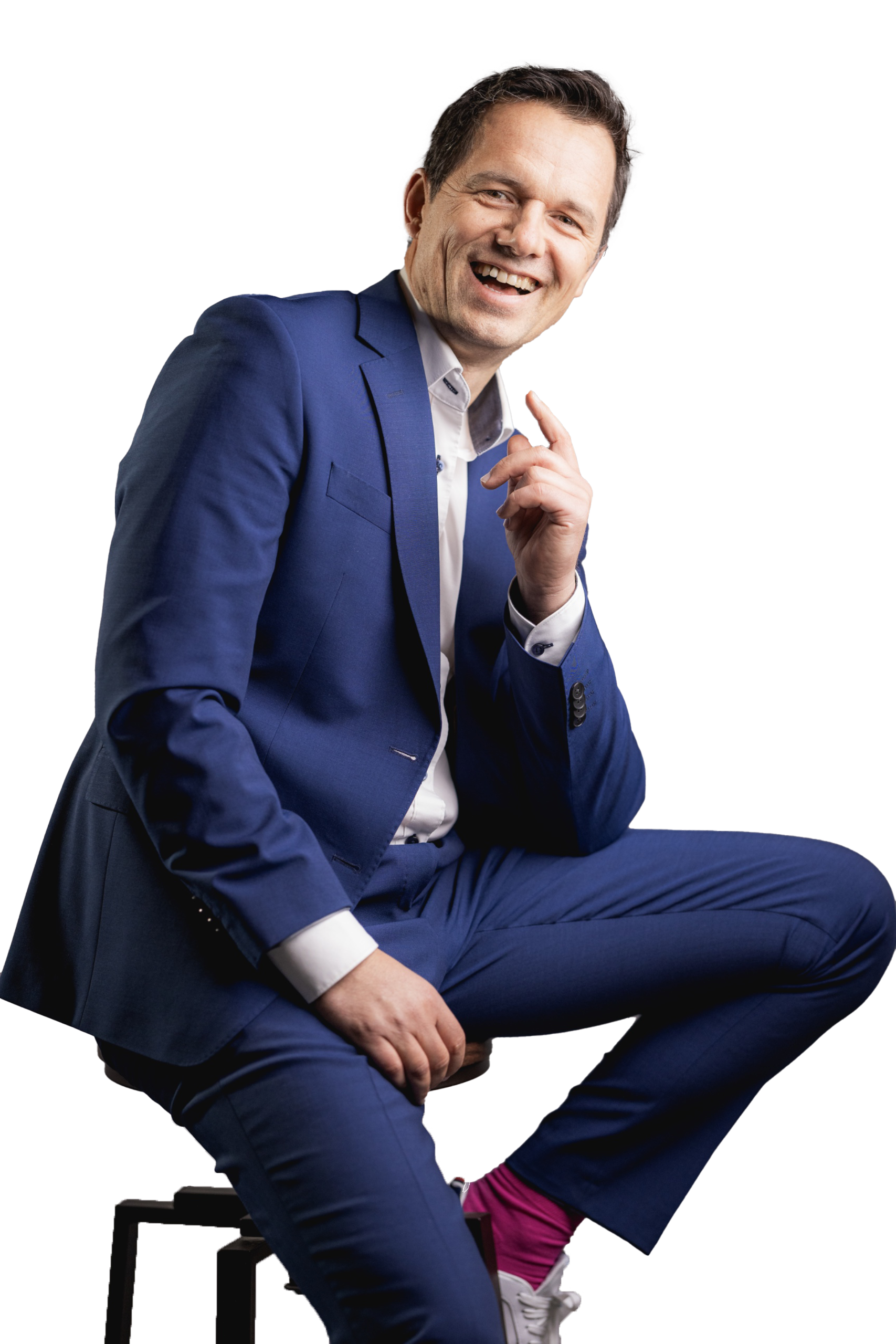 Timo sitzt auf Hocker